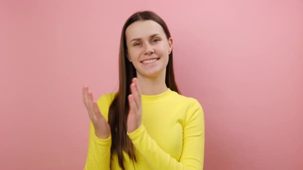 Mutlu Beyaz Kadın Alkışlıyor Alkışlıyor Zaferle Çırpıyor Sarı Kazak Giyiyor — Stok video