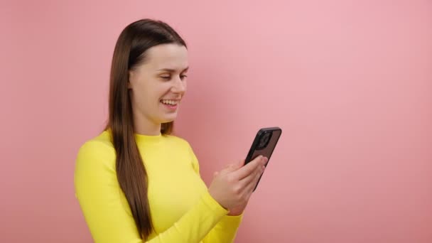 Usmívající Hezká Mladá Žena Vzhled Rolování Sociální Sítě Příspěvky Smartphone — Stock video