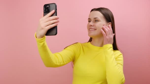 Aantrekkelijke Gelukkige Jonge Vrouw Sturen Kus Smartphone Camera Tijdens Het — Stockvideo