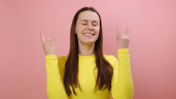 Πορτρέτο Του Περιχαρείς Νεαρή Γυναίκα Δείχνει Ροκ Ρολ Χέρι Σημάδι — Αρχείο Βίντεο
