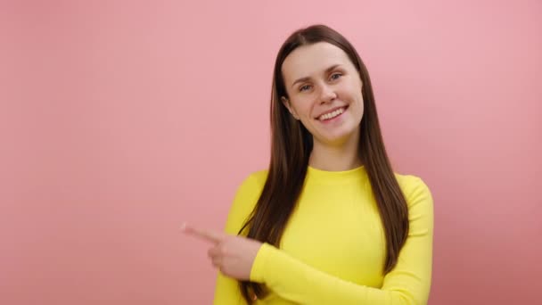 Портрет Надзвичайно Щасливої Молодої Жінки Спрямовує Палець Сторону Представляючи Порожній — стокове відео