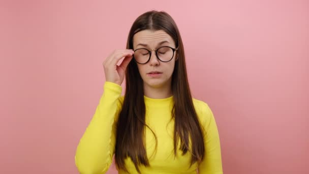 Mujer Morena Joven Infeliz Agotada Años Quita Las Gafas Siente — Vídeos de Stock