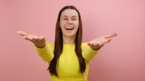 Portret Van Een Glimlachende Jonge Blanke Vrouw Die Handen Uitstrekt — Stockvideo