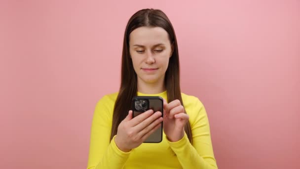 Schockiert Liest Junge Frau Posts Sozialen Netzwerken Handy Sieht Überrascht — Stockvideo