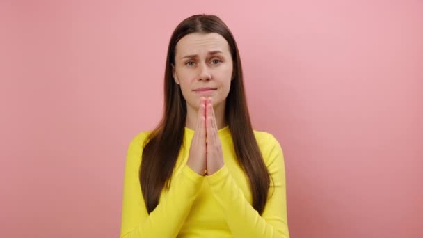 Retrato Una Joven Años Cogida Mano Oración Pidiendo Ayuda Con — Vídeos de Stock