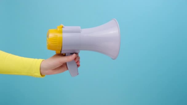 Крупный План Женской Руки Держащей Мегафон Объявляющей Рекламу Протестующей Позирующей — стоковое видео