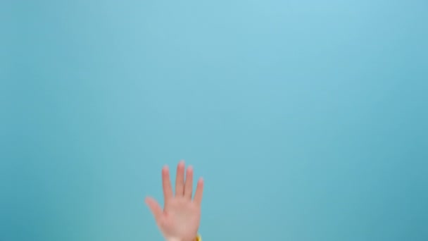 女性手挥手 展示掌心 打招呼或做好事 问候语或称赞的概念 在演播室的浅蓝色背景墙上摆出隔离的姿势 带有复制空间 — 图库视频影像