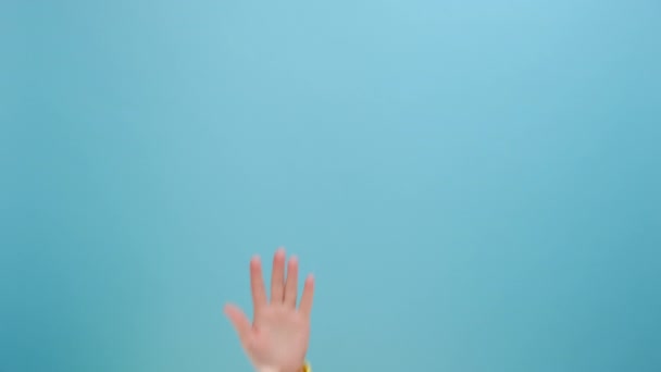 Close Van Vrouwelijke Hand Zwaaiende Hand Tonen Palm Het Maken — Stockvideo