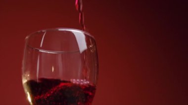 Kırmızı şarabı şişeden kadehe doldurup stüdyonun karanlık arka plan duvarına doldurup promosyon içeriği için fotokopi çekeceğiz. Yavaş çekim