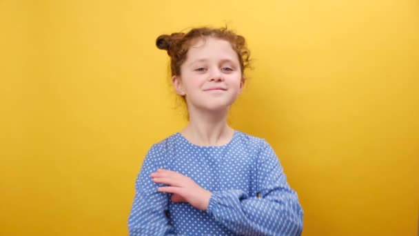 Zatwierdzenie Dobry Pomysł Portret Chłodnej Nastolatki Kaukaskiej Dziewczyny Przechodzącej Przez — Wideo stockowe