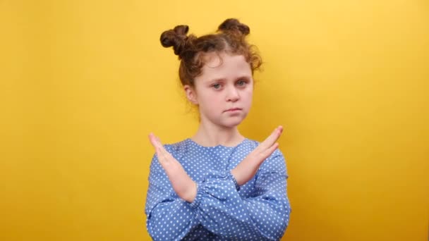 いいえ いいえ 真面目な少女の子供のジェスチャーの肖像画は 何かを禁じ カメラを見て スタジオの明白な黄色の背景の壁の上に隔離された 拒絶コンセプト — ストック動画