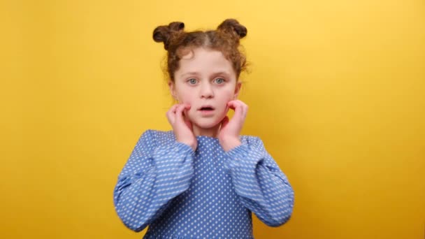 Παιδί Φοβάται Την Ιδέα Πορτρέτο Του Φοβισμένου Μικρού Καυκάσιου Κοριτσιού — Αρχείο Βίντεο