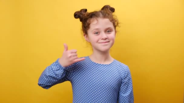 Zavolej Možná Portrét Roztomilé Šťastný Malý Flirtování Běloška Dívka Dítě — Stock video