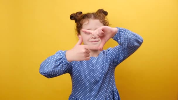 Πορτρέτο Του Χαριτωμένο Μικρό Κορίτσι Παιδί Κάνοντας Πλαίσιο Δάχτυλα Και — Αρχείο Βίντεο