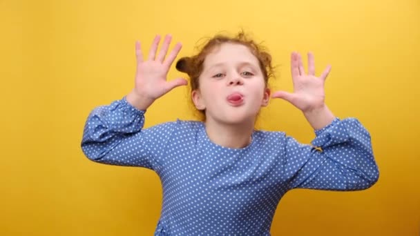 Πορτραίτο Του Αστείου Μικρού Κοριτσιού Που Προεξέχει Από Γλώσσα Και — Αρχείο Βίντεο