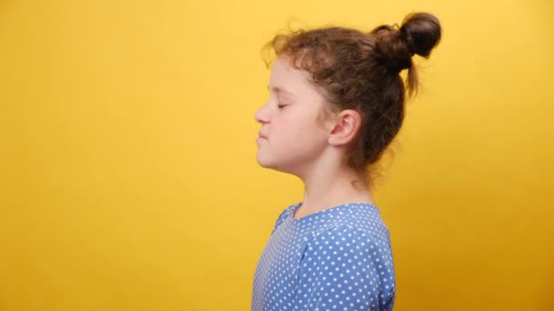 Προφίλ Πλευρά Άποψη Του Χαρούμενος Μικρό Κορίτσι Κάνει Βαθιά Αναπνοή — Αρχείο Βίντεο
