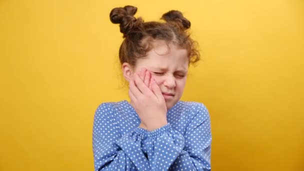 Проблемы Зубами Крупный План Портрета Маленькой Девочки Трогательной Щеки Закрывающих — стоковое видео
