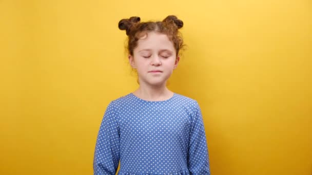 Crianças Sinceras Retrato Linda Menina Pacífica Orando Deus Fazendo Gesto — Vídeo de Stock