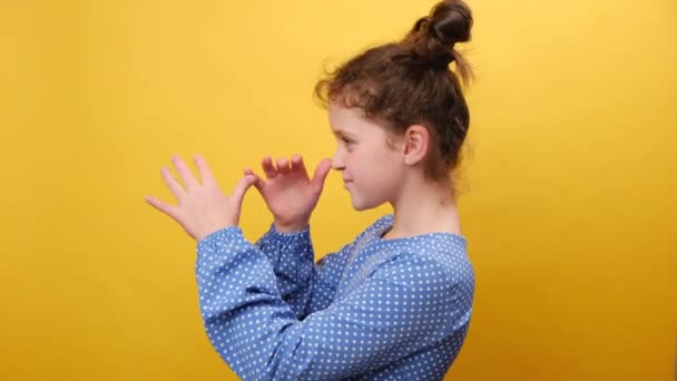 Kids Humor Koncept Profil Portræt Sjove Kaukasiske Lille Pige Barn – Stock-video