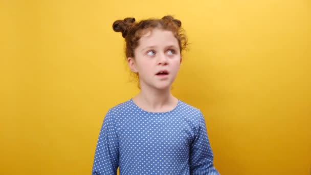 Neugierde Der Kinder Porträt Eines Aufgeregten Kaukasischen Mädchens Das Tätowierungen — Stockvideo