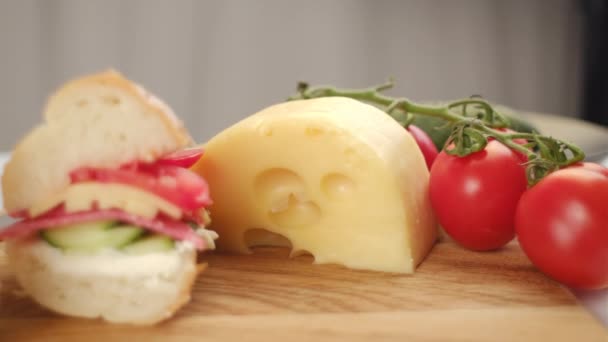 Close Sanduíches Baguete Com Salame Pepino Verde Queijo Tomates Frescos — Vídeo de Stock