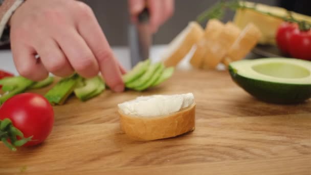 아보카도와 소프트 바게트 조각에 토마토 건강한 개념을 간식을 여자의 — 비디오