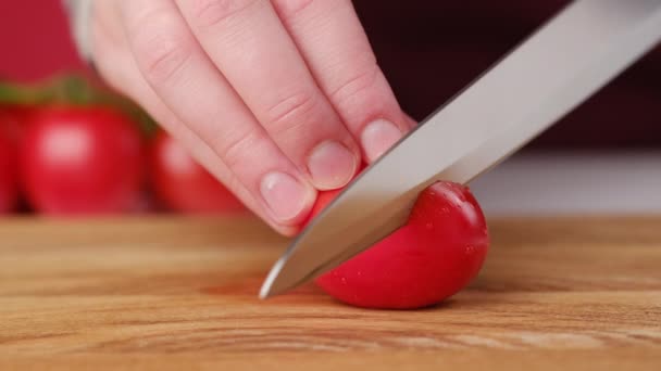 Primer Plano Manos Femeninas Cortando Tomate Fresco Con Cuchillo Sobre — Vídeo de stock