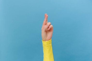 Dişilerin ellerini kapatıp dua ediyoruz. Mucizevi bir sonuç için dua ediyoruz. Fotokopi çekilen mavi stüdyo arka planında izole edilmiş bir şekilde. Vücut dili kavramı. Reklam alanı, çalışma alanı maketi