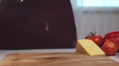 Ev mutfağındaki tahtadan yapılmış ekmeğin tamamını kapat. Masada taze ekmek. Sağlıklı beslenme ve geleneksel fırın konsepti. Yavaş çekim