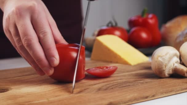 Primer Plano Las Manos Femeninas Con Cuchillo Cocina Cortando Tomate — Vídeos de Stock