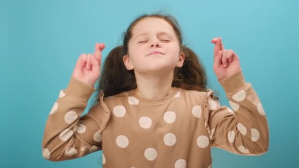Portrait Von Entzückenden Glücklichen Mädchen Preteen Daumen Drücken Und Gehegten — Stockvideo