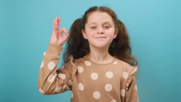 Πορτρέτο Του Χαριτωμένο Preteen Κορίτσι Δείχνει Χειρονομία Και Χαμογελώντας Κοιτάζοντας — Αρχείο Βίντεο