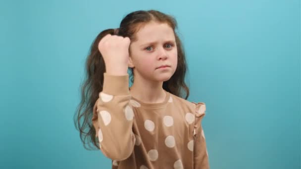 Portrét Agresivní Rozzlobený Preteen Dívka Dítě Snaží Bojovat Kameru Třesoucí — Stock video