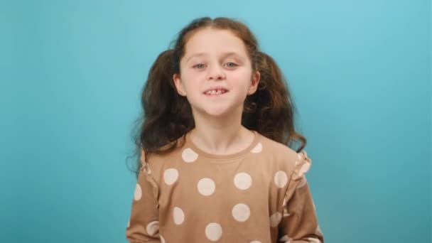 Πορτρέτο Του Αρκετά Θετική Preteen Κορίτσι Χαμογελώντας Και Μιλώντας Την — Αρχείο Βίντεο