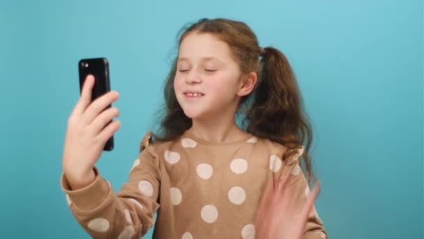 Portrét Veselé Trendy Před Dospívající Dívka Vliv Nahrát Video Vlog — Stock video
