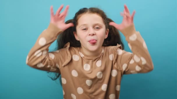 Πορτρέτο Του Αστείο Μικρό Κορίτσι Παιδί Προεξέχει Γλώσσα Και Grimacing — Αρχείο Βίντεο