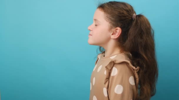 Profiel Zijaanzicht Van Schattig Meisje Kind Doen Diepe Adem Genieten — Stockvideo