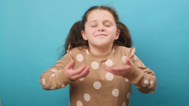 Mutlu Reşit Olmayan Kız Portresi Rahatlatıcı Gülümseyen Gözleri Kapalı Çocuk — Stok video