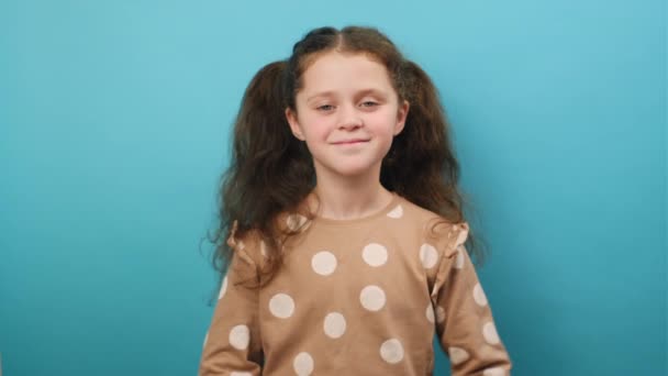 Retrato Niña Preadolescente Adorable Feliz Mostrando Gesto Corazón Sonriendo Cámara — Vídeo de stock