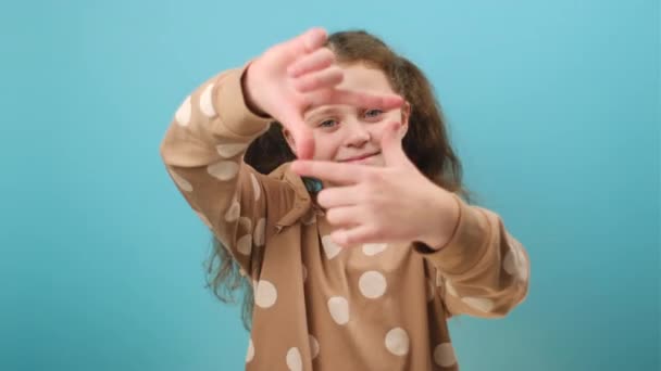 Porträt Von Niedlichen Preteen Mädchen Machen Rahmen Mit Den Fingern — Stockvideo