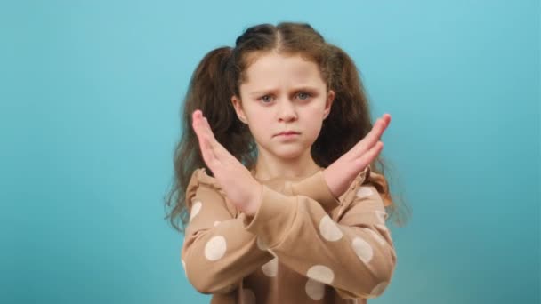 Portrét Vážného Dospívajícího Děvčete Které Gestikuluje Přestává Něco Zakazovat Dívá — Stock video