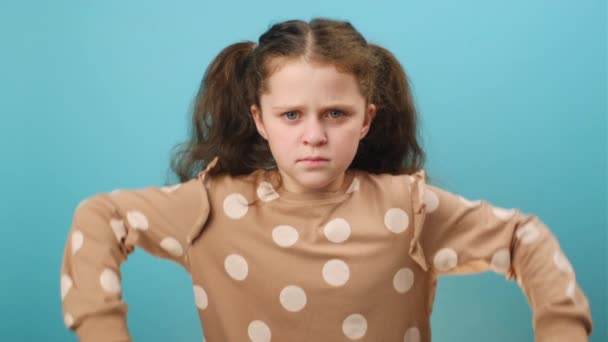 Портрет Сварливой Девочки Подростка Дующей Губы Гримасничающей Сердито Смотрящей Камеру — стоковое видео
