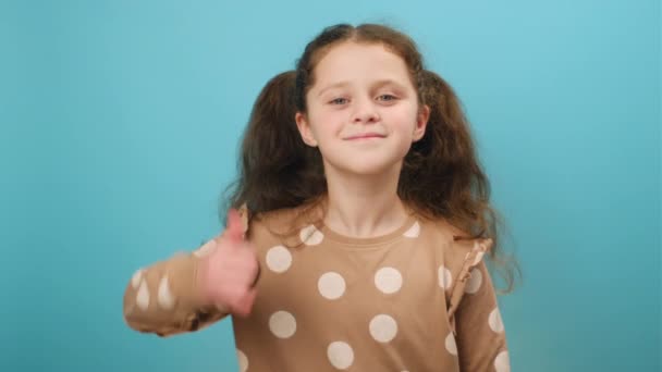Güzel Mutlu Genç Bir Kızın Portresi Telefon Hareketlerini Gösteriyor Kameraya — Stok video