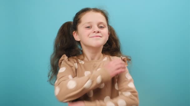 Πορτρέτο Του Δροσερό Προ Έφηβος Καυκάσιος Κορίτσι Διασχίζουν Χέρια Και — Αρχείο Βίντεο