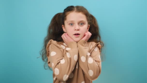 Retrato Criança Menina Branca Pré Adolescente Medo Cobrindo Boca Escondendo — Vídeo de Stock