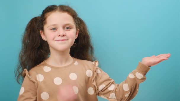 Porträt Des Promotors Glücklich Nettes Kleines Mädchen Kind Zeigt Die — Stockvideo
