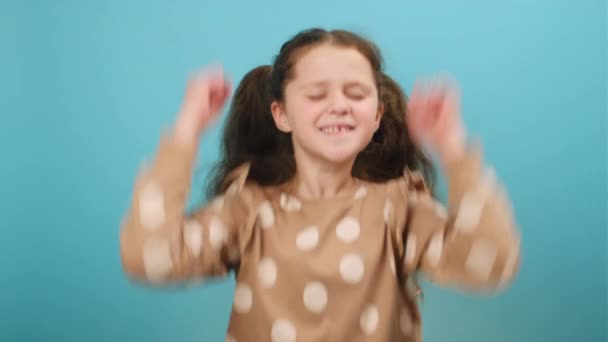 Portræt Munter Yndig Smuk Pige Barn Viser Hurra Gestus Glad – Stock-video