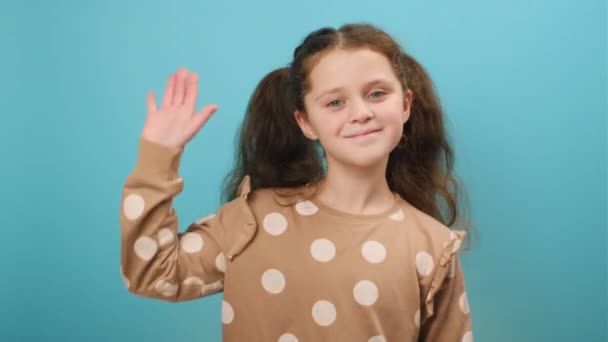 Πορτρέτο Του Preteen Κορίτσι Κουνώντας Χέρι Gesturing Hello Χαμογελώντας Στην — Αρχείο Βίντεο