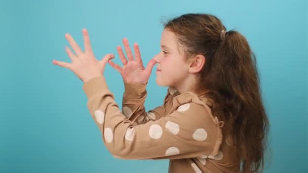 Profil Portræt Sjove Kaukasiske Preteen Pige Barn Driller Nogen Leger – Stock-video