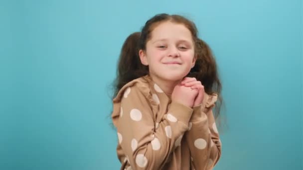 Πορτρέτο Του Γοητευτικό Χαριτωμένο Preteen Κορίτσι Κρατώντας Γροθιές Κοντά Στο — Αρχείο Βίντεο